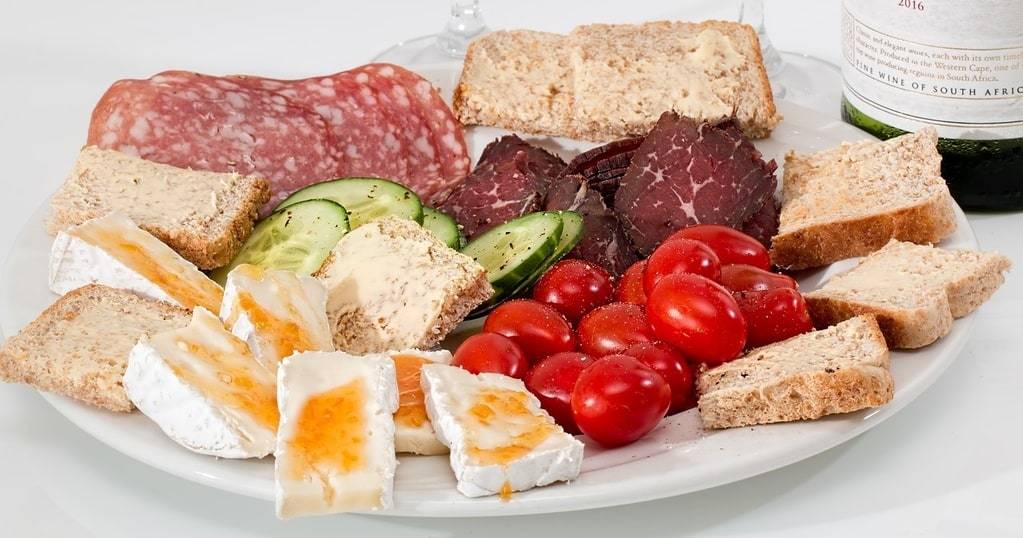 Comment composer une planche apéro gourmande et conviviale ?