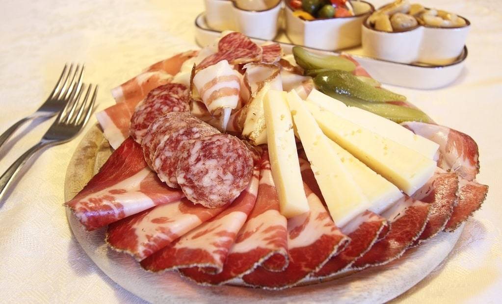 Comment composer une planche apéro gourmande et conviviale &nbsp;?